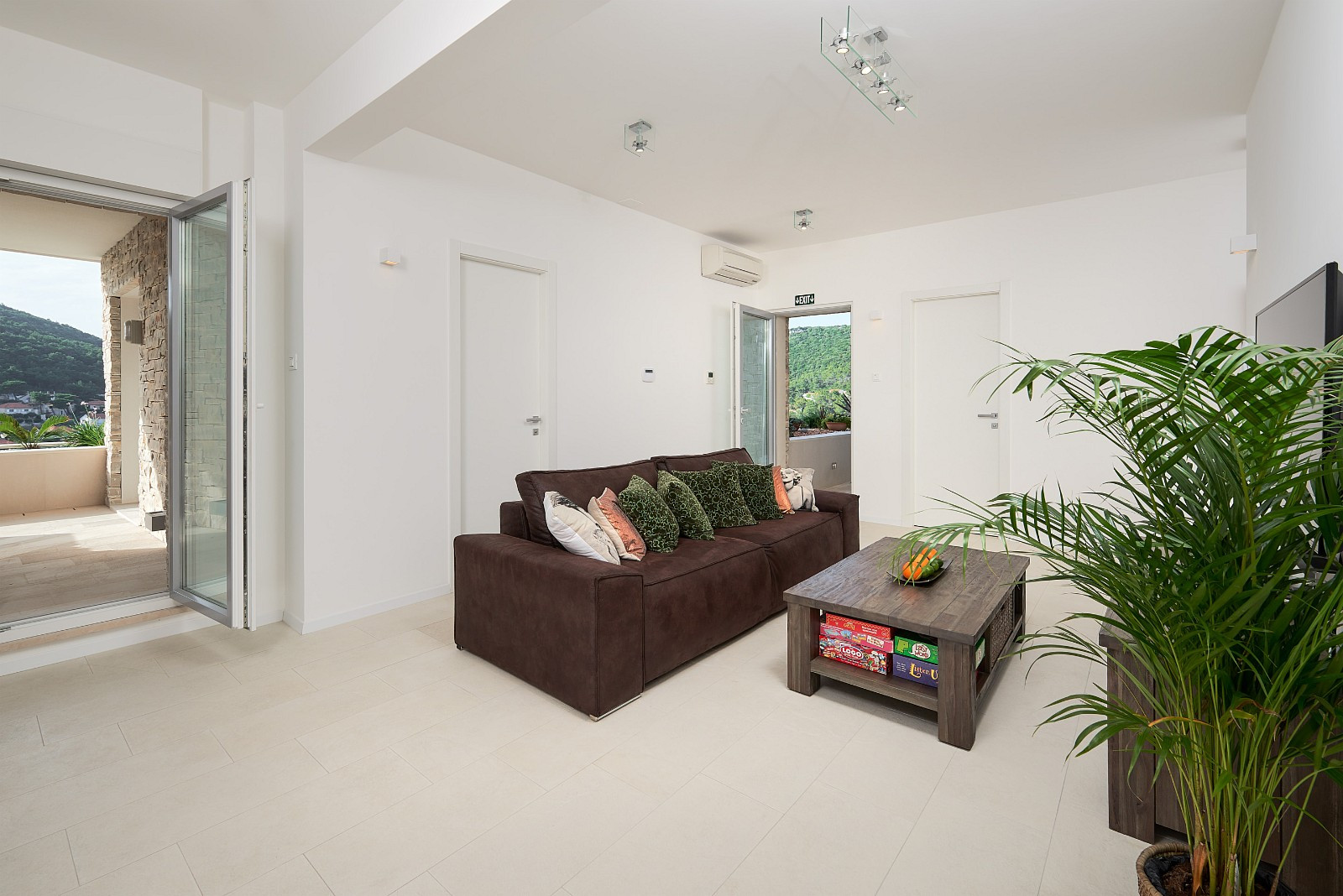 Middle lounge area seen from the right